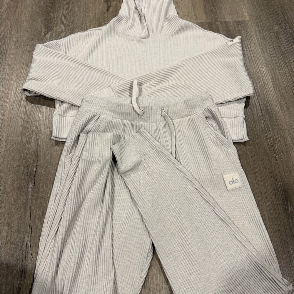ALO Yoga Ribbed Light Gray Jogger Pants with Drawstring with crop top